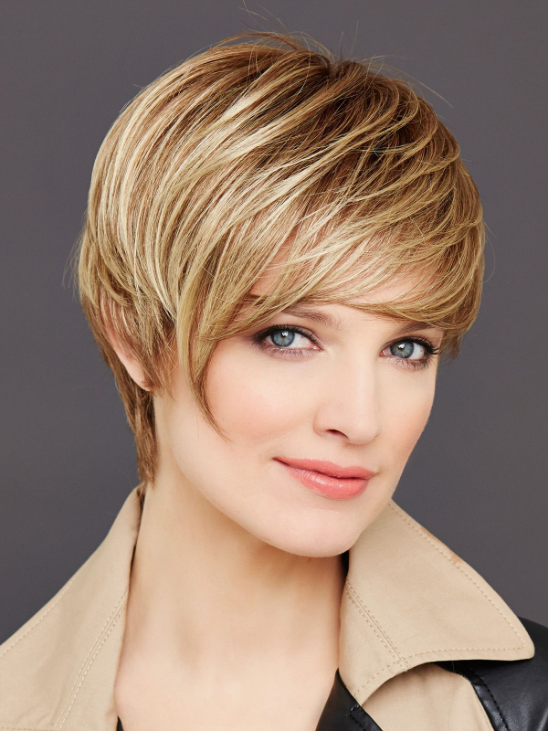 Perücke Cosmo Chic Mono Lace Gisela Mayer: schicker kurzer Bob, langer Pony, leicht verlängerter Nacken, natürlicher Effekt