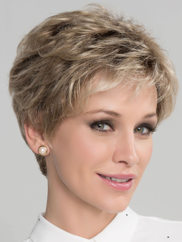 Perücke Alba Comfort kurz gestuft mit Rooted-Effekt (dunkle Ansätze), moderner und natürlicher Look, ideal für den Alltag.