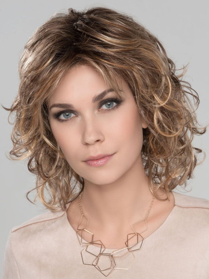 Cat Perücke mit rooted Effekt, voluminösen Wellen und mix Balayage