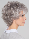 Perücke City: lockere Locken, schmaler Pony, Rooted-Mix-Effekt für einen urban-schicken und natürlichen Look