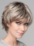 Perücke Club 10 Rooted Mix: Volumen im Hinterkopfbereich, Rooted-Effekt und Balayage-Strähnen, lässig-gestylt