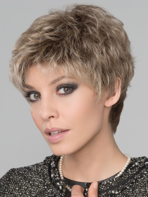 Perücke Foxy kurzer, gestufter und ausgefranster Schnitt, Rooted-Effekt dunkler Ansätze und Mix-Balayage, für einen natürlichen 
