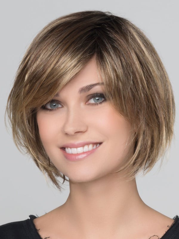 Perücke Fresh Mono Part: glattes, gestuftes Carré mit natürlichem Volumen, seitlicher Pony, dezentes und feminines Ergebnis