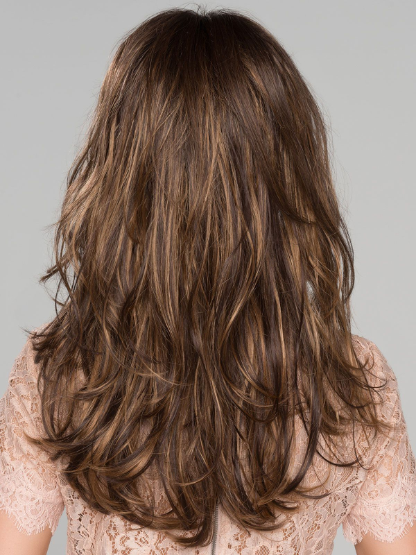 Perücke Pretty Hair Power: Hollywood-Locken und voller Pony, schickes Volumen mit dunklem Ansatz-Effekt oder Balayage-mix.