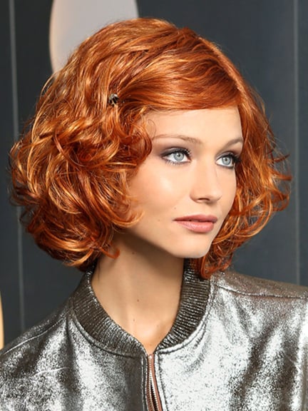 Modern Curl in New Orange Red zeigt glamouröse trendige Locken