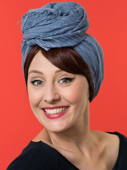 Entdecken Sie den glatten Pony Les Franjynes: natürliches Finish, schnelle Anbringung unter dem Turban