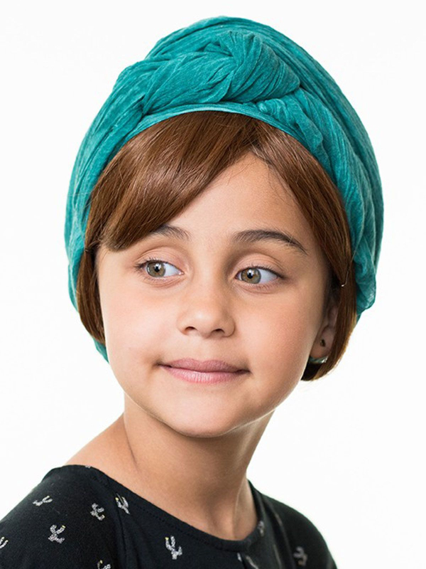 Glatte Kinderfransen Les Franjynettes, weiche Kunstfaser, patentiertes Halteband Les Franjynes, ideal unter Turban oder Mütze