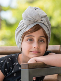 Glatte Kinderfransen Les Franjynettes, weiche Kunstfaser, patentiertes Halteband Les Franjynes, ideal unter Turban oder Mütze