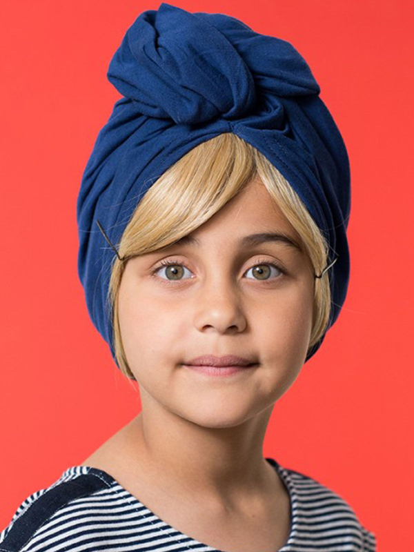 Glatte Kinderfransen Les Franjynettes, weiche Kunstfaser, patentiertes Halteband Les Franjynes, ideal unter Turban oder Mütze