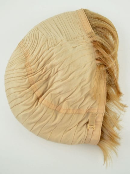 Night Wig auf weicher Bambuskappe kurzer femininer Schnitt mit Pony