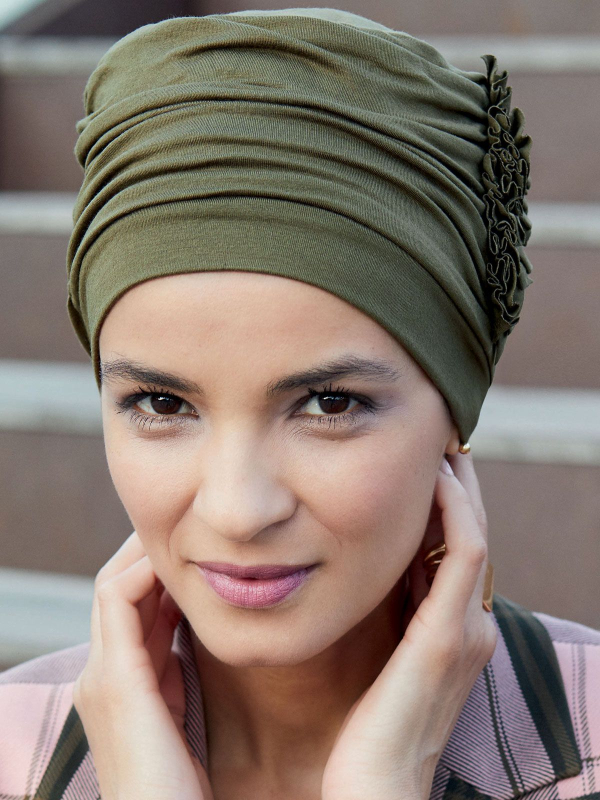 Turban Loreen Gisela Mayer aus Bambus/Viskose, florales Detail an der Seite – weiches Mützchen für Chemotherapie und Alopezie