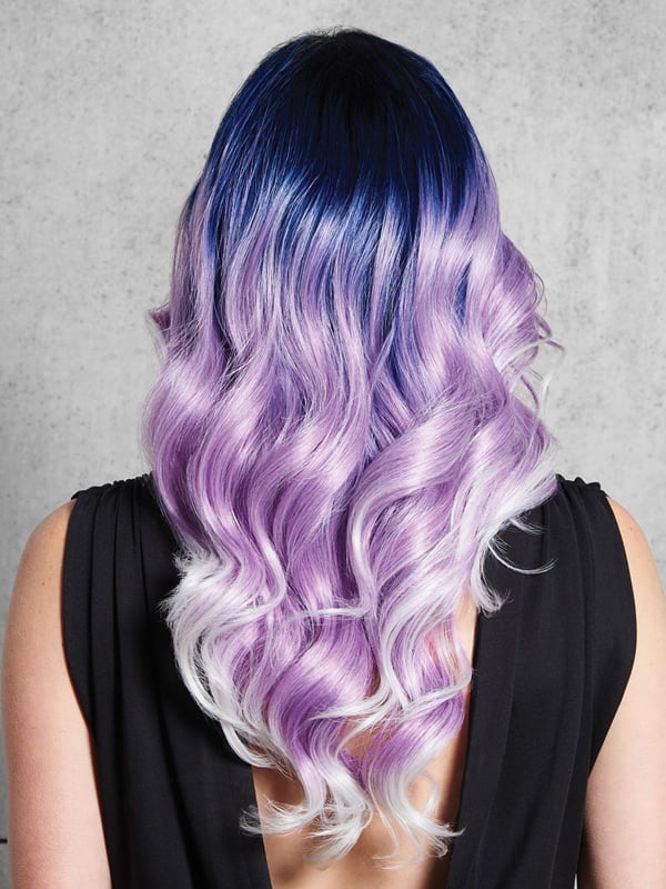 Perücke Artic Metall Gisela Mayer: lange gewellte blaue violette grau-metallische Abstufung mit Pony