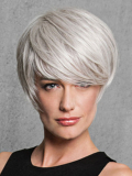Perücke Angled Cut Gisela Mayer: kurzer weißer Haarschnitt (white hair) mit Pony, Punk'chic-Stil, natürliche Verarbeitung.