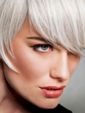Perücke Angled Cut Gisela Mayer: kurzer weißer Schnitt (white hair) mit Pony, Punk'chic-Stil, natürliches Finish.