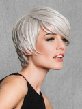 Perücke Angled Cut Gisela Mayer: kurzer weißer Schnitt (white hair) mit Pony, Punk'chic-Stil, natürliches Finish.