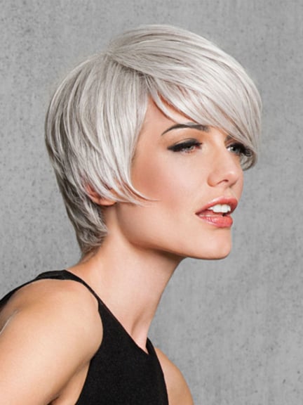 Entdecken Sie den Angled Cut: kurze White Hair Perücke, Punk-Chic-Pony