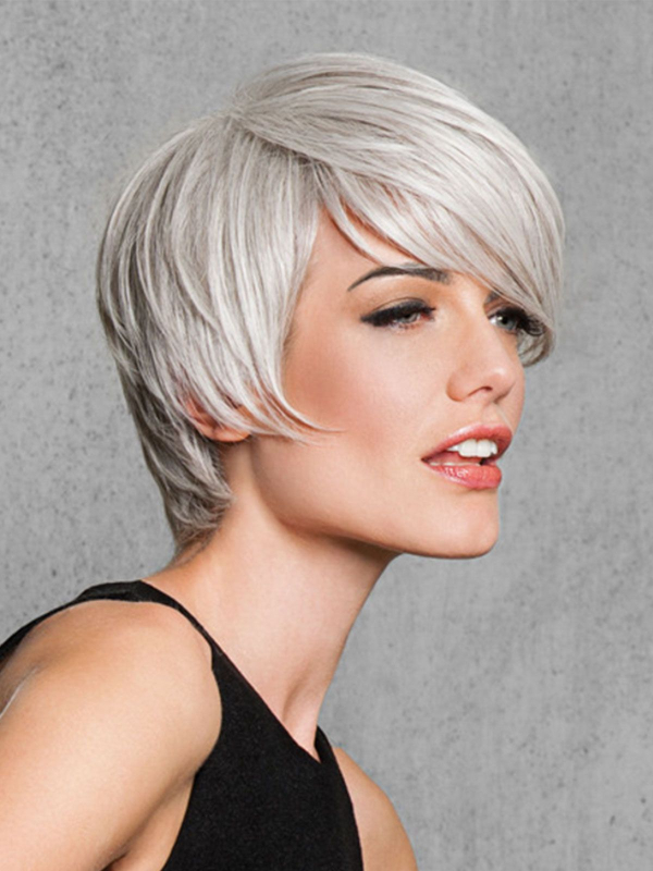 Perücke Angled Cut Gisela Mayer: kurzer weißer Schnitt (white hair) mit Pony, Punk'chic-Stil, natürliches Finish.