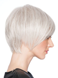 Perücke Angled Cut Gisela Mayer: kurzer weißer Schnitt (white hair) mit Pony, Punk'chic-Stil, natürliches Finish.