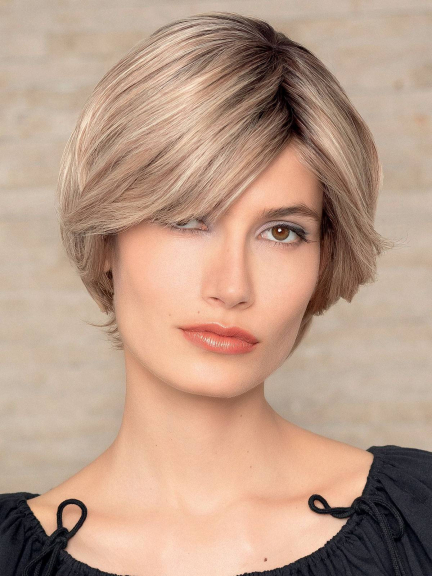 Luxery Lace A – Kurze Perücke aus Echthaar, gesträhnter Pony, unsichtbarer Filmtüll
