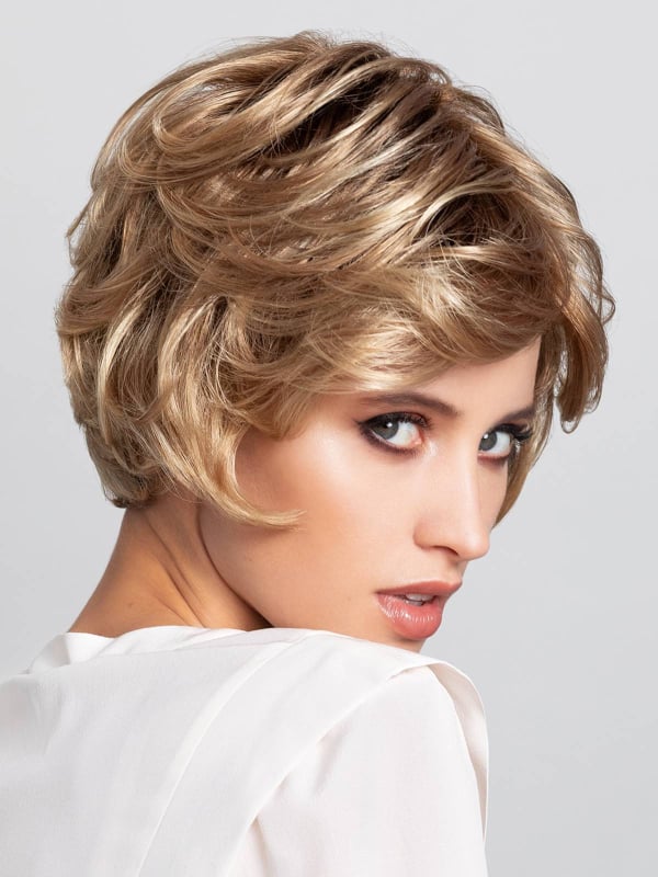 Perücke Sun Lady Gisela Mayer: kurzer gewellter Carré, glamouröse, sanfte und feminine Frisur