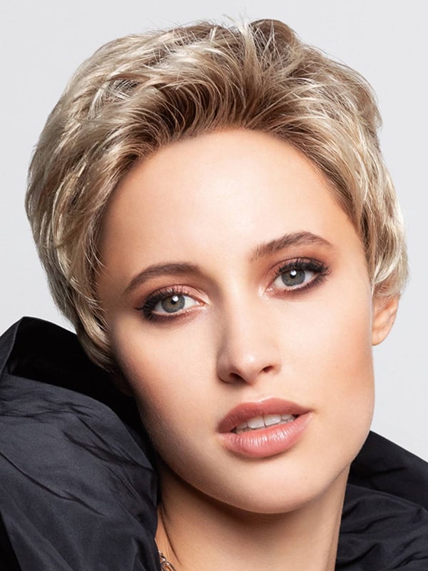 Perücke Sun Tape Gisela Mayer: kurzer dynamischer Schnitt, lässiger Look, einfaches Stylen mit den Fingern