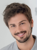Herrenperücke Brad HAIRforMANce mit Kinofilm-Tüll, abgestuftem Nacken und schneller Frisierbarkeit für einen jugendlichen und dy