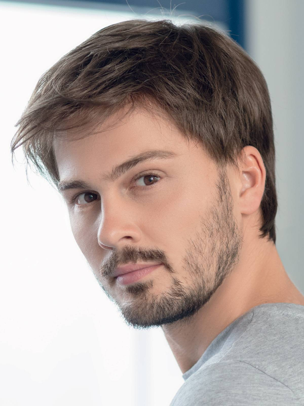 Herrenperücke George 5-Stars 2.0: natürliche Frisur, voller Nacken und Kinofolie für eine unsichtbare Haarlinie.