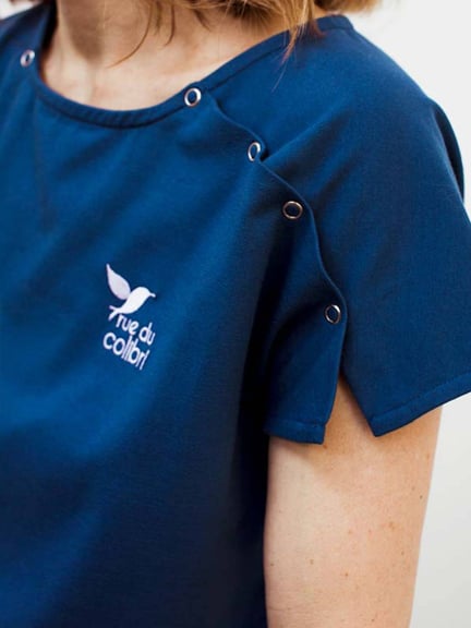Damen-T-Shirt Calinéa – kurze Ärmel, Druckknopföffnungen für Infusion, ultra-weiche Baumwolle
