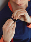 Damen-T-Shirt Cocoonea mit langen Ärmeln aus Baumwolle, Druckknopföffnungen für den Zugang zum Port-a-Cath bei der Chemotherapie