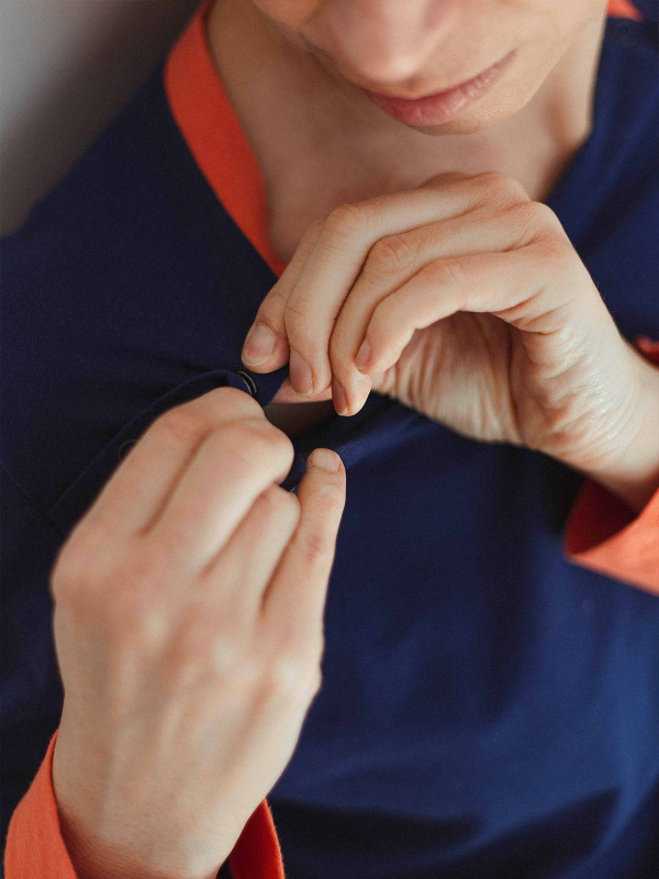 Damen-T-Shirt Cocoonea mit langen Ärmeln aus Baumwolle, Druckknopföffnungen für den Zugang zum Port-a-Cath bei der Chemotherapie