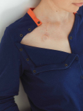 Damen-T-Shirt Cocoonea mit langen Ärmeln aus Baumwolle, Druckknopföffnungen für den Zugang zum Port-a-Cath bei der Chemotherapie