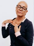 Damen-T-Shirt Cocoonea mit langen Ärmeln aus Baumwolle, Druckknopföffnungen für den Zugang zum Port-a-Cath bei der Chemotherapie