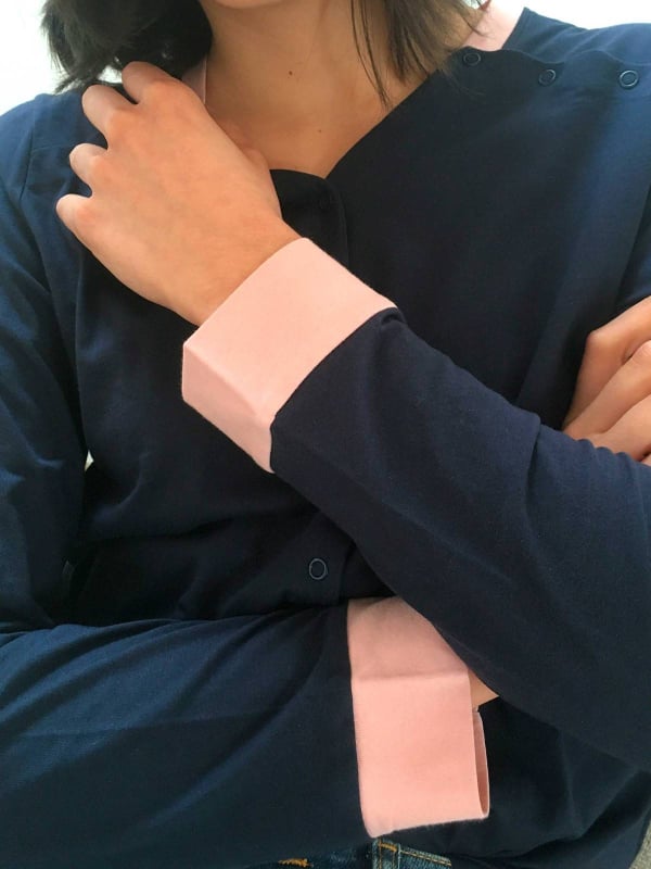 Damen-T-Shirt Cocoonea mit langen Ärmeln aus Baumwolle, Druckknopföffnungen für den Zugang zum Port-a-Cath bei der Chemotherapie