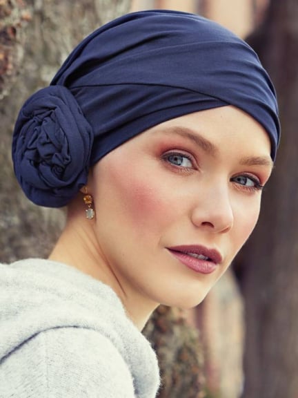 Turban-Mütze Zuri Christine Headwear aus Supima Caretech®-Baumwolle mit integrierter Chignon-Blume, sanft für empfindliche Kopfh