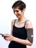 Schutzmanschette Eclipseo grau aus OEKO-TEX®-zertifizierter Baumwolle für PICC-Line-Katheter, komfortabel und diskret