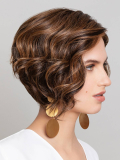 Perücke Nature Liv Gisela Mayer: moderne Locken, hitzebeständige Kunstfaser bis 150°C, natürlicher und eleganter Look.