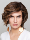 Perücke Nature Liv Gisela Mayer: moderne Locken, hitzebeständige Kunstfaser bis 150°C, natürlicher und eleganter Look.