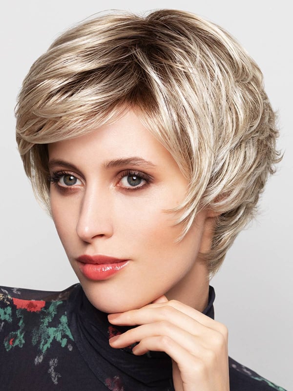 Perücke Wind Gisela Mayer, kurzer Stufenschnitt mit Volumen, moderner und eleganter Stil, ideal bei Alopezie