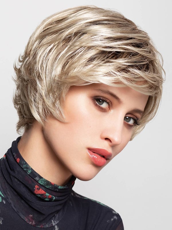 Perücke Wind Gisela Mayer, kurzer Stufenschnitt mit Volumen, moderner und eleganter Stil, ideal bei Alopezie