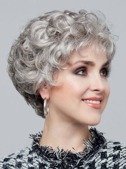 Perücke Charme Mono Super – bewundern Sie ihre großen Locken und Cinema-Tüll.