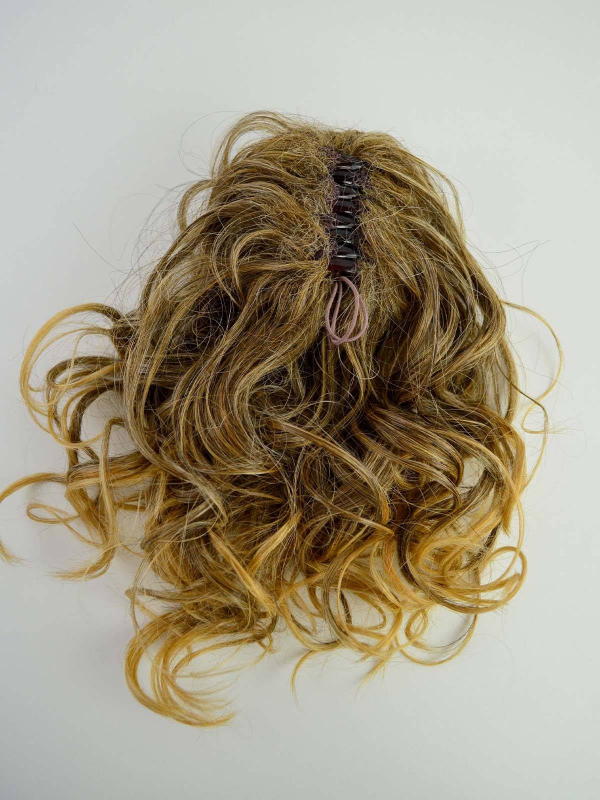 Clip-in-Lockenextension Fashion Clip Gisela Mayer: sofortiges Lockenvolumen, natürliches Finish aus Kunstfaser