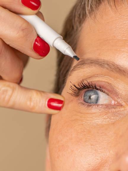 Der Wimpern und Augenbrauenstift - MÊME Cosmetics