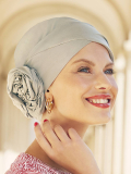 Turban-Mütze Zuri Christine Headwear aus Supima Caretech® Baumwolle mit integrierter Chignon-Blume, sanft für empfindliche Kopfh