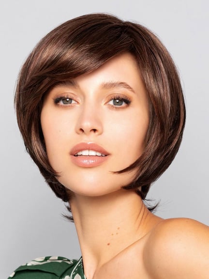 Tragen Sie Ashley Light Mono Lace, mittellange abgestufte Perücke, natürliches Finish