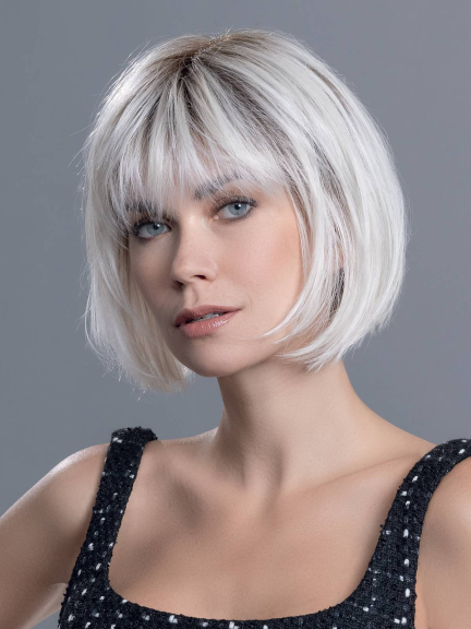 Perücke Sing Mono Part — glatter Kurzbob, gerader Pony, Farbe sandmulti rooted