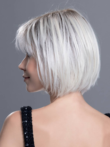 Perücke Sing Mono Part — glatter Kurzbob, gerader Pony, Farbe sandmulti rooted