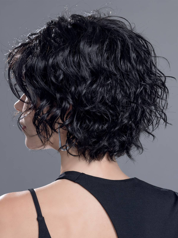 Perücke Turn Mono Part: kurzer lockiger Schnitt, natürliches Volumen, Rooted-Effekt (dunkle Ansätze) oder Mix (Balayage).