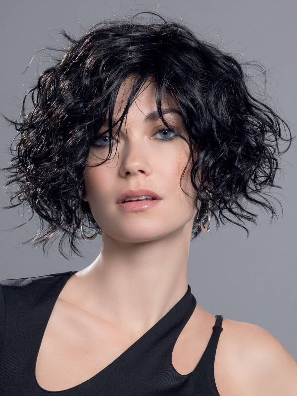 Perücke Turn Mono Part: kurzer lockiger Schnitt, natürliches Volumen, Rooted-Effekt (dunkle Ansätze) oder Mix (Balayage).