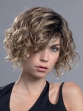Perücke Turn Mono Part: kurzer lockiger Schnitt, natürliches Volumen, Rooted-Effekt (dunkle Ansätze) oder Mix (Balayage).