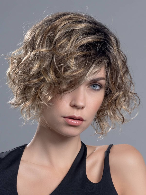 Perücke Turn Mono Part: kurzer lockiger Schnitt, natürliches Volumen, Rooted-Effekt (dunkle Ansätze) oder Mix (Balayage).